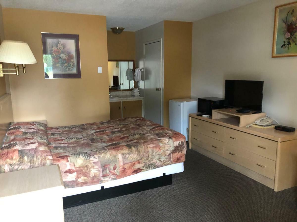 Polson Park Motel Vernon Eksteriør billede